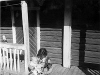 Aitan rappusilla  Matti kummitätinsä Kaisa Järvenpään sylissä 1962.